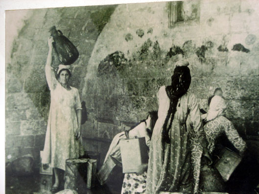 صورة لقرية الحرم سيدنا علي - فلسطين: : منظر قديم لنساء القرية وهم يملئون الماء من العين الموجودة جوار المسجد.