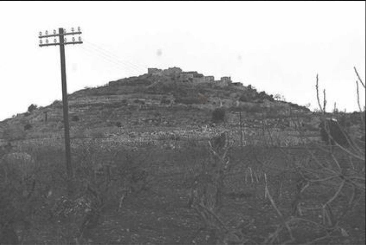 صورة لقرية صوبا - فلسطين: : صورة نادرة للقرية (الموجودة على قمة التلة) قبل تدميرها. 1949